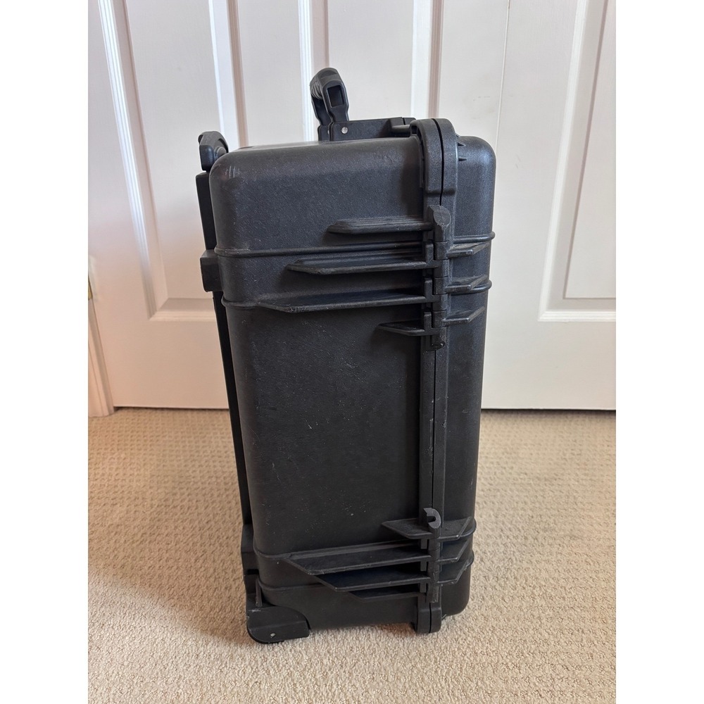 Pelican 1560 Case Black Wheeled Rolling Hard Protective Case Foam and Handle - Picture 9 of 11
